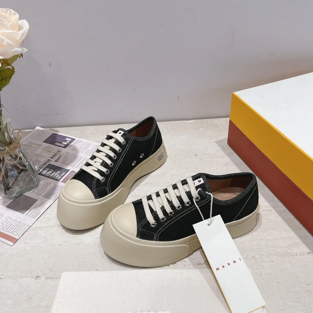 👟👟Ex-factory price 480👟👟Marni classic Mona fat-toe thick-soled shoes [Rose] Latest colorful double-cover packaging [Rose] Mainly recommended single product Cute and cute one, cute and fashionable taste, very good-looking on the feet ❗ Tired of regular white shoes, a pair of these thick-soled big-toe shoes can satisfy daily wear and full of street style. ————————- Upper: cowhide lining: crystal sheepskin. Outsole: The correct version of the outsole! The color is beige, not completely white. The bottom is 5cm thick. Number of yards: 35-39 (34.40 yards are custom-made and cannot be returned or exchanged)